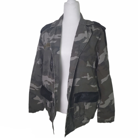 Urban Outfitters BDG Camo Button Down Jacket - Picture 1 of 13